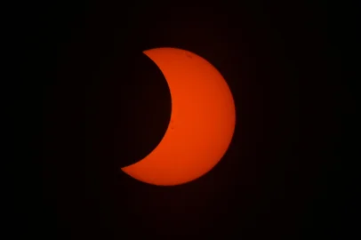 Picture of a partial annular solar eclipse seen from Montevideo on October 2, 2024. (Photo by Mariana SUAREZ / AFP)Editoria: SCILocal: MontevideoIndexador: MARIANA SUAREZSecao: natural scienceFonte: AFPFotógrafo: STF<!-- NICAID(15881431) -->