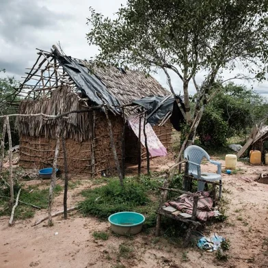 A photograph shows an abandoned house in the forest that buried bodies have been exhumed in Shakahola, outside the coastal town of Malindi, on April 23, 2023. - Twenty-one bodies have been exhumed in Kenya while investigating a cult whose followers are believed to have starved themselves to death, police sources said on April 22, 2023, warning the toll could rise. (Photo by Yasuyoshi CHIBA / AFP)<!-- NICAID(15411428) -->
