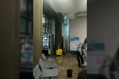 Os pacientes que esperavam por atendimento na recepção do Hospital de Pronto Socorro (HPS) de Porto Alegre na noite desta terça-feira (14), foram surpreendidos por uma grande infiltração no teto. O volume expressivo de água que caiu do teto recobriu os bancos da sala de espera encharcando o chão do local.<!-- NICAID(15349761) -->