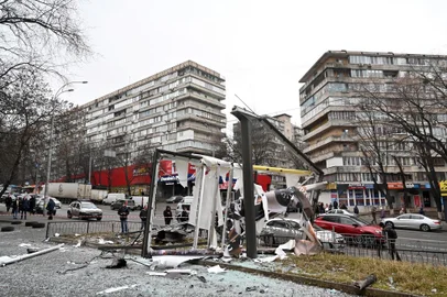 People are seen outside the cordoned off area around the remains of a shell in a street in Kyiv on February 24, 2022. - Russian President Vladimir Putin announced a military operation in Ukraine on Thursday with explosions heard soon after across the country and its foreign minister warning a "full-scale invasion" was underway. (Photo by Sergei Supinsky / AFP)Editoria: WARLocal: KyivIndexador: SERGEI SUPINSKYSecao: armed conflictFonte: AFPFotógrafo: STF<!-- NICAID(15025271) -->