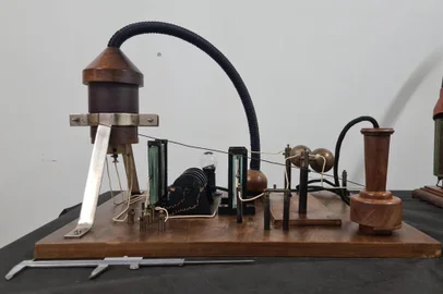 Réplica Funcional do Transmissor de Ondas, construída pelo Eng. Antonio Carlos Solano e equipe da CIENTEC (RS) 1984. <!-- NICAID(15537368) -->