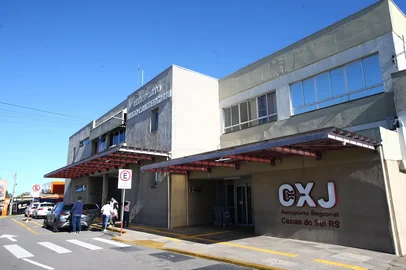 CAXIAS DO SUL, RS, BRASIL, 08/05/2026. Ameaça de nova interdição nas operações do Aeroporto Regional Hugo Cantergiani forçou uma reação da prefeitura de Caxias nesta semana. Atualmente, o espaço já opera com restrições impostas pela Agência Nacional de Aviação Civil (Anac), que limitou em 42 o total de pousos e decolagens semanais autorizados no aeródromo caxiense. Na foto, fachada do aeroporto. (Porthus Junior/Agência RBS)<!-- NICAID(16281569) -->
