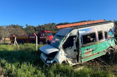Acidente entre van e caminhão deixa dois feridos em Casca; um está em estado grave<!-- NICAID(16091488) -->