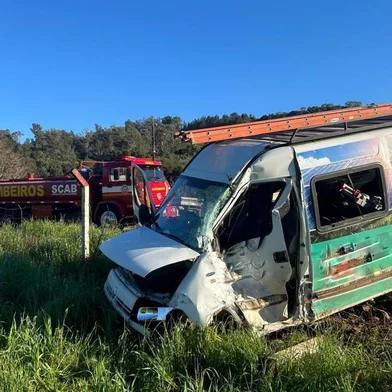 Acidente entre van e caminhão deixa dois feridos em Casca; um está em estado grave<!-- NICAID(16091488) -->