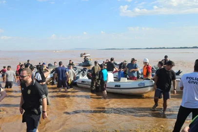 Moradores das Ilhas são resgatados e chegam ao Gasômetro através de barcos e jet-skis<!-- NICAID(15754900) -->