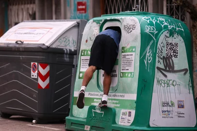 PORTO ALEGRE, RS, BRASIL, 11-03-2026: Em um ano, um terço de contêineres de lixo reciclável foram queimados em Porto Alegre. O bairro Cidade Baixa registra a maior quantidade de incêndios nesses equipamentos. Foto: Bruno Todeschini/Agência RBS<!-- NICAID(16243193) -->