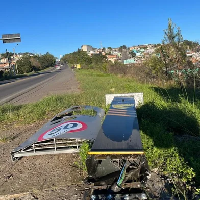 Controlador de velocidade estava instalado no Km 142 da RS-453 no sentido Caxias-Farroupilha. Segundo um morador o equipamento foi derrubado por um caminhão<!-- NICAID(15542632) -->