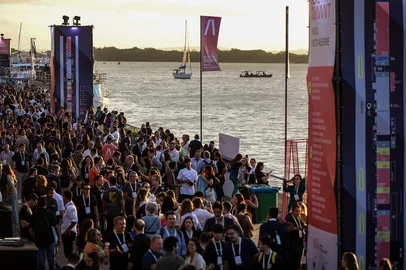 PORTO ALEGRE, RS, Brasil, 10-04-2025: South Summit Brazil 2025 no Cais na orla de Porto Alegre. Final de tarde e pôr do sol. Fotos: Duda Fortes/Agencia RBSIndexador: DF<!-- NICAID(16014582) -->