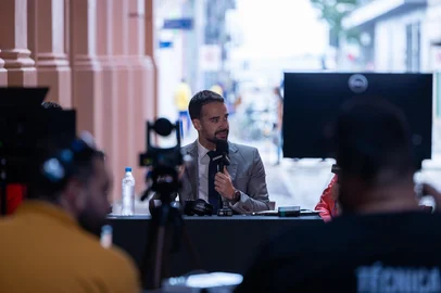 PORTO ALEGRE, RS, BRASIL, 28.4.2025 - Eduardo Leite concede entrevista para a Rádio Gaúcha.<!-- NICAID(16025620) -->