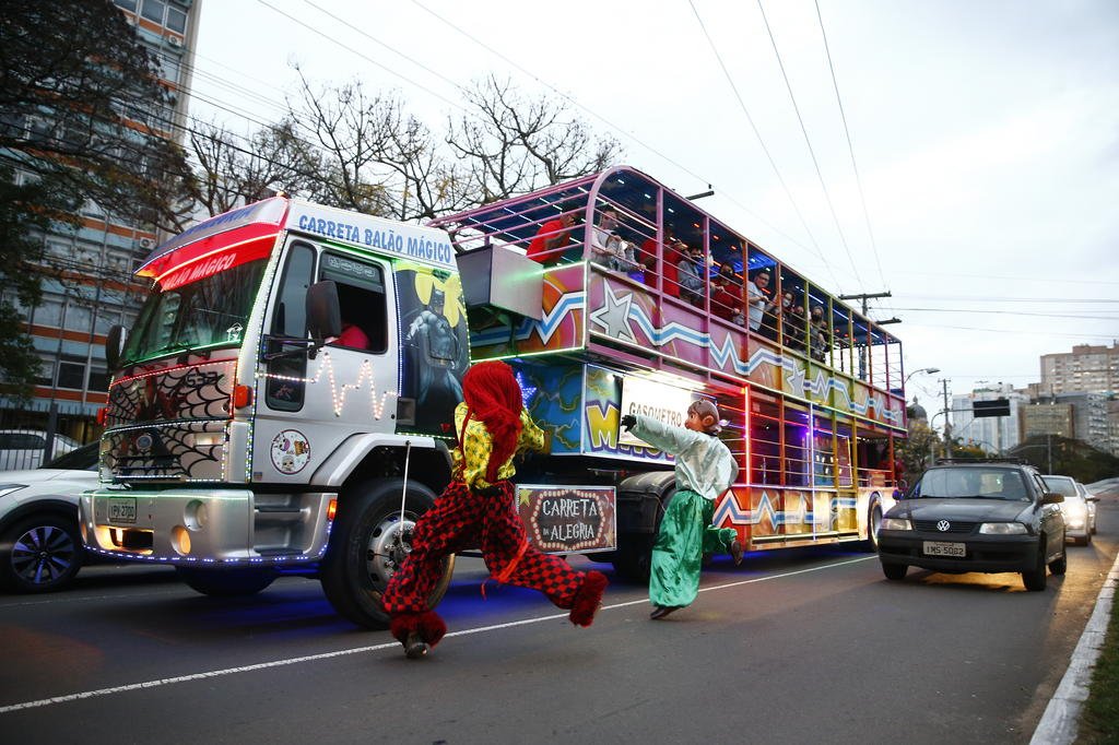 Carreta da Alegria chama atenção nas ruas de Rio Branco