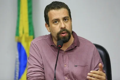 PORTO ALEGRE, RS, BRASIL, 20-04-2018: O candidato à presidência Guilherme Boulos (PSOL) concede entrevista coletiva na Assembleia Legislativa do RS. (Foto: Mateus Bruxel / Agência RBS)<!-- NICAID(13513533) -->