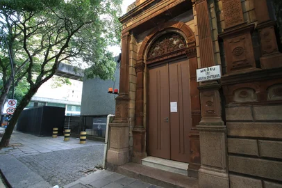 PORTO ALEGRE,RS,BRASIL.2025,04,12.Obra embargada na Rua Duque de Caxias, ao lado Museu Julio de Castilhos.(RONALDO BERNARDI/AGENCIA RBS).<!-- NICAID(16015906) -->