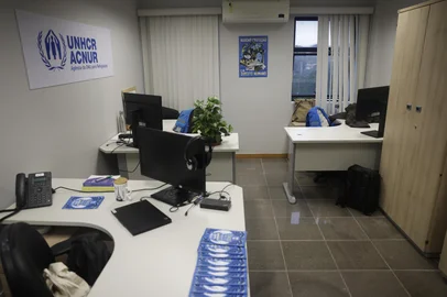 PORTO ALEGRE, RS, BRASIL - 2025.05.26 - ACNUR – Entidade para refugiados da ONU inaugura novo escritório permanente em Porto Alegre e anuncia parceria com a FGTAS para empregabilidade de refugiados e migrantes no Estado. O representante da Acnur no Brasil, Davide Torzilli, deu entrevista para GZH no novo escritório. (Foto: André Ávila/ Agência RBS)Indexador: Andre Avila<!-- NICAID(16046170) -->