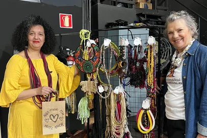 O Centro de Cultura Ordovás, em Caxias do Sul, recebe a 5ª Feira de Mulheres Empreendedoras Negras e Imigrantes neste domingo (6). O evento reúne 20 expositoras na Sala de Teatro Valentim Lazzarotto, das 14h às 18h, com uma ampla variedade de produtos autorais e experiência cultural. A entrada é gratuita.<!-- NICAID(16070873) -->