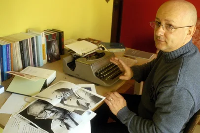 *** Poeta/dall«alba/xu ***Poeta caxiense - Eduardo Dall'Alba.<!-- NICAID(1081001) -->