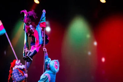 A quarta temporada do projeto Téti - Teatro em Família já tem data e horário para começar. Será no dia 20 de outubro, um domingo, às 16h, no Teatro Murialdo. Quem abre a programação é o Grupo Tholl, com o espetáculo "Bate pra tua patota que hoje tem circo!", que será apresentado pela primeira vez em Caxias do Sul. Em uma vibrante celebração da magia e do encanto do circo, a trupe de Pelotas conta a história da Sra. Mery Gisleyne, uma viúva que mantém viva a paixão por seu amor que partiu. Os ingressos custam R$ 30 (meia-entrada por R$15) e já estão à venda pela plataforma Ingresso Digital, clicando aqui.<!-- NICAID(15869404) -->