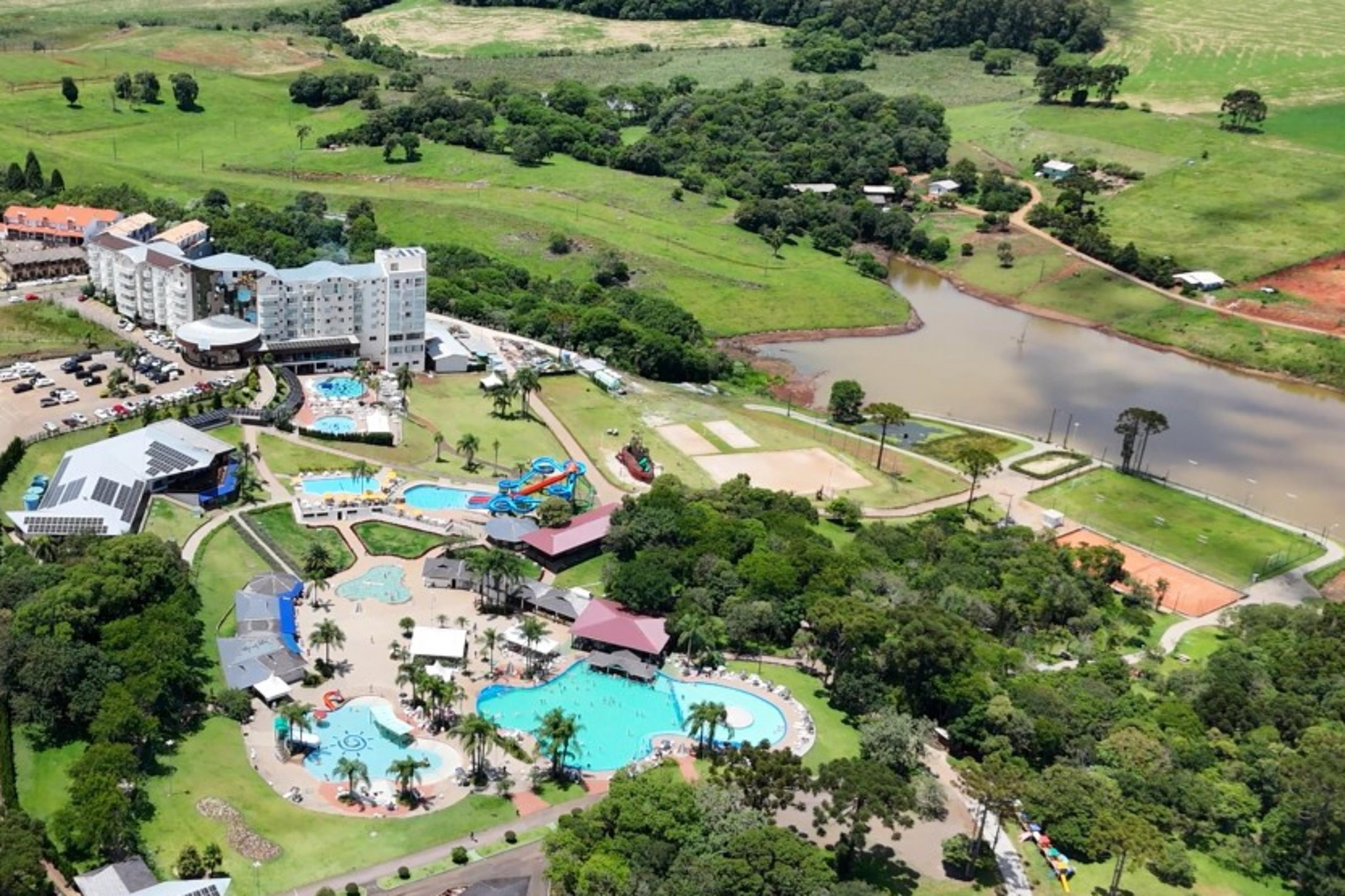 Do rapel &agrave;s piscinas termais: cidade do norte ga&uacute;cho une turismo de aventura e relaxamento