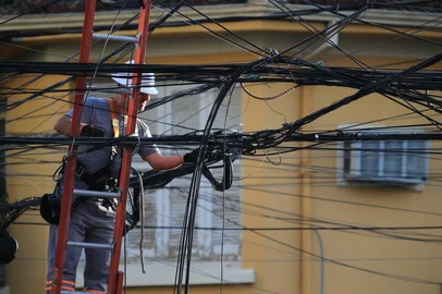 PORTO ALEGRE, RS, BRASIL, 11-03-2026:  Fogo em poste. A fiação de um poste pegou fogo no início da manhã desta quarta-feira no bairro Menino Deus, em Porto Alegre. O caso aconteceu na Rua José de Alencar, próximo à esquina com a Rua Oscar Bittencourt. Foto: Ronaldo Bernardi/Agência RBS<!-- NICAID(16242445) -->