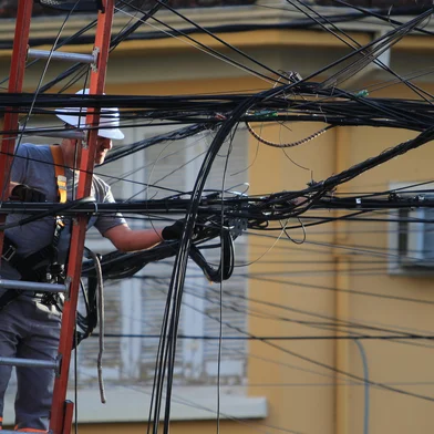 PORTO ALEGRE, RS, BRASIL, 11-03-2026:  Fogo em poste. A fiação de um poste pegou fogo no início da manhã desta quarta-feira no bairro Menino Deus, em Porto Alegre. O caso aconteceu na Rua José de Alencar, próximo à esquina com a Rua Oscar Bittencourt. Foto: Ronaldo Bernardi/Agência RBS<!-- NICAID(16242445) -->