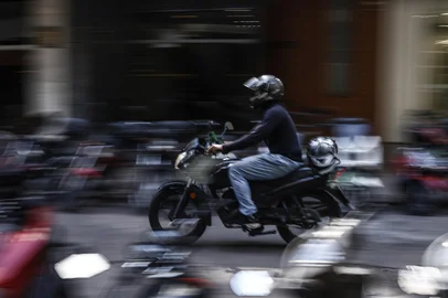 PORTO ALEGRE, RS, BRASIL - 2025.02.05 - Serviço de mototáxi na Capital é uma alternativa mais barata para clientes, mas pouxa legislação expõe riscos. Bruno Trindade, faz de 20 a 25 corridas por dia. (Foto: André Ávila/ Agência RBS)Indexador: Andre Avila<!-- NICAID(15969703) -->