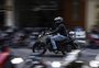 Transporte de passageiros com motos atrai por rapidez e preço, mas prefeitura de Porto Alegre não recomenda utilização