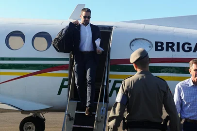CAXIAS DO SUL, RS, BRASIL, 28/04/2023. Em Caxias do Sul, Eduardo Leite assina outorga do aeroporto Hugo Cantergiani. (Bruno Todeschini/Agência RBS)Indexador: BTK<!-- NICAID(15415050) -->