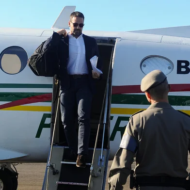 CAXIAS DO SUL, RS, BRASIL, 28/04/2023. Em Caxias do Sul, Eduardo Leite assina outorga do aeroporto Hugo Cantergiani. (Bruno Todeschini/Agência RBS)Indexador: BTK<!-- NICAID(15415050) -->