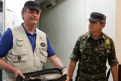 Jair Bolsonaro (esquerda) e o general Mário Fernandes, quando esse ainda integrava as forças especiais do Exército