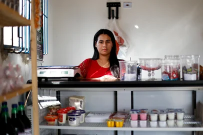 PORTO ALEGRE, RS, BRASIL: 16.05.2025: Minimercados de bairros ainda sofrem após impactos causados pela enchente no ano passado. Na foto: Bruna Costa, 28 anos, proprietária do Mercadinho da Buh que fica localizado no bairro Humaitá. Foto: Camila Hermes/Agencia RBS<!-- NICAID(16038975) -->