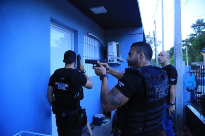 São Leopoldo,  RS, BRASIL, 25/02/2025- Grupo se passou pelo chefe da Polícia Civil do RS para  extorquir vítima do golpe dos nudes. Suspeitos de integrarem quadrilha são alvo de ofensiva nesta terça-feira. Mandados são cumpridos em São Leopoldo, Novo Hamburgo, Sapucaia do Sul e Canoas. Foram cumpridos seis mandados de prisão temporária e seis mandados de busca e apreensão, nos municípios de São Leopoldo, Novo Hamburgo, Sapucaia do Sul e Canoas. Há buscas realizadas também na Penitenciária Estadual de Canoas (Pecan). Os investigados, identificados nesta etapa, segundo a polícia, teriam recebido os valores obtidos com as extorsões. Foto: Ronaldo Bernardi / Agencia RBS<!-- NICAID(15983255) -->