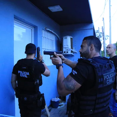 São Leopoldo,  RS, BRASIL, 25/02/2025- Grupo se passou pelo chefe da Polícia Civil do RS para  extorquir vítima do golpe dos nudes. Suspeitos de integrarem quadrilha são alvo de ofensiva nesta terça-feira. Mandados são cumpridos em São Leopoldo, Novo Hamburgo, Sapucaia do Sul e Canoas. Foram cumpridos seis mandados de prisão temporária e seis mandados de busca e apreensão, nos municípios de São Leopoldo, Novo Hamburgo, Sapucaia do Sul e Canoas. Há buscas realizadas também na Penitenciária Estadual de Canoas (Pecan). Os investigados, identificados nesta etapa, segundo a polícia, teriam recebido os valores obtidos com as extorsões. Foto: Ronaldo Bernardi / Agencia RBS<!-- NICAID(15983255) -->