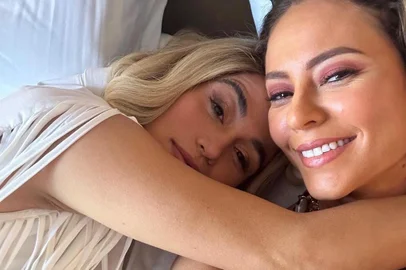 Esposa de Nanda Costa comenta foto da atriz com Paolla Oliveira na cama: "Pega fogo cabaré"<!-- NICAID(15480280) -->