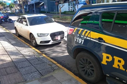 Dupla de paraguaios é preso com 11 quilos de drogas na BR-116, em Caxias do Sul <!-- NICAID(16069187) -->