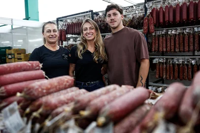 Duda Fortes / Agencia RBS NÃO-ME-TOQUE, RS, BRASIL, 12-03-2026: Imagens ambientas do Pavilhão da Agricultura Familiar na Expodireto 2026. Na foto, Solange Auler Bini, Eduarda Auler Bini e Tainan de Oliveira, da agroindústria familiar Bini embutidos de Nao-Me-Toque. Fotos: Duda Fortes/Agencia RBS<!-- NICAID(16243583) -->