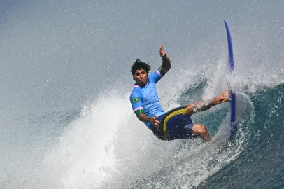 Brazil's Gabriel Medina gets a wave in the men's surfing bronze medal final, during the Paris 2024 Olympic Games, in Teahupo'o, on the French Polynesian Island of Tahiti, on August 5, 2024. (Photo by Jerome BROUILLET / AFP) / -- IMAGE RESTRICTED TO EDITORIAL USE - STRICTLY NO COMMERCIAL USE --<!-- NICAID(15833414) -->