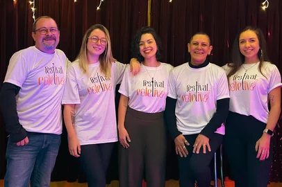 O Festival Coletivo foi criado pela cantora e educadora Ará para valorizar músicos independentes do Rio Grande do Sul. A ideia é proporcionar espaço para apresentações ao vivo diante de uma comissão avaliadora e premiar os melhores em duas categorias: autoral e cover. Além de tocar para um público maravilhoso, os selecionados ainda concorrem a prêmios em dinheiro e sessão de fotos em estúdio. O evento acontecerá no dia 02 de agosto de 2025, a partir das 14 horas no Ponto Coletivo (Caxias do Sul) com muita música e arte acontecendo o dia inteiro. Na foto: Marcos Leal, Gabriela Leal, Ará, Dio Gonçalves e Júlia Mariá Leal<!-- NICAID(16076585) -->