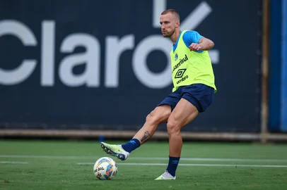 RS - FUTEBOL/ TREINO GREMIO 2025 - ESPORTES - Jogadores do Gremio realizam treino tÃ©cnico durante a tarde desta quinta-feira, no CT Luiz Carvalho, na preparaÃ§Ã£o para a partida valida pelo Campeonato Gacuho 2025. Na foto, Rodrigo Ely. FOTO: LUCAS UEBEL/GREMIO FBPA<!-- NICAID(15965609) -->