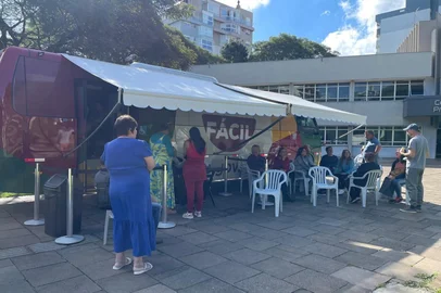 Em apenas cinco dias, a Unidade Móvel do Tudo Fácil RS em Farroupilha registrou mais de mil atendimentos. A emissão da Carteira Nacional de Identidade (CNI) foi o segundo serviço mais procurado, com 370 atendimentos até sexta-feira (10).<!-- NICAID(16264145) -->