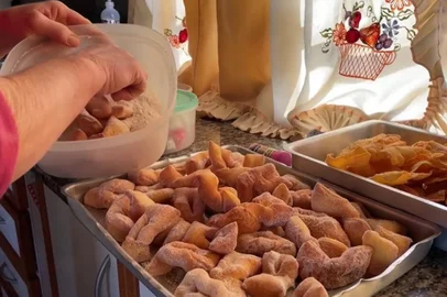 Neste final de semana, seis comunidades do interior e o Grupo de Escoteiros estarão em frente à Igreja Matriz São Pedro para celebrar, comercializar e claro degustar o grostoli ao som de uma ampla programação musical que inicia às 11h e segue até às 17h. <!-- NICAID(15136597) -->