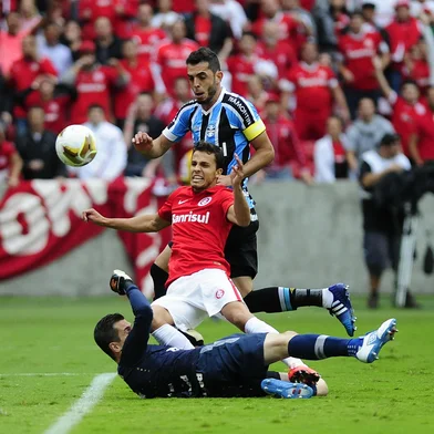 PORTO ALEGRE, RS, BRASIL - 03-05-2015 - Inter x Grêmio jogam no estádio Beira Rio o clássico Gre-Nal de número 406 vale o título do Gauchão.(FOTO: MARCELO OLIVEIRA/AGÊNCIA RBS)Jogador Nilmar abre o placar da partida, Inter 1x0 Grêmio.<!-- NICAID(11381684) -->