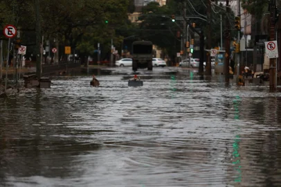 Porto Alegre, RS, Brasil - Acúmulo D’água na Av. Praia de Belas na altura do número 580. Foto: Jefferson Botega / Agencia RBS<!-- NICAID(15779274) -->