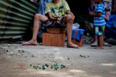 PORTO ALEGRE, RS, BRASIL - 2022.11.20 - Jorge, morador monta e distribui brinquedos antigos para crianças em Porto Alegre. (Foto: André Ávila/ Agência RBS)<!-- NICAID(15271671) -->