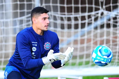 CAXIAS DO SUL, RS, BRASIL, 04/07/2023. Treino do Caxias no CT Baixada Rubra Vanderlei Bersaghi. O Caxias está disputando a série D do Campeonato Brasileiro. Na foto, novo reforço goleiro Fabian Volpi. (Porthus Junior/Agência RBS)Indexador:                                 <!-- NICAID(15473472) -->