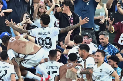 Botafogo's Brazilian forward #99 Igor Jesus celebrates with supporters after scoring the opening goal during the FIFA Club World Cup 2025 Group B football match between France's Paris Saint-Germain and Brazil's Botafogo at the Rose Bowl stadium in Los Angeles on June 19, 2025. (Photo by Frederic J. Brown / AFP)<!-- NICAID(16063901) -->