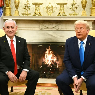 US President Donald Trump (R) meets with Israel's Prime Minister Benjamin Netanyahu in the Oval Office of the White House in Washington, DC, on February 4, 2025. (Photo by ANDREW CABALLERO-REYNOLDS / AFP)Editoria: WARLocal: WashingtonIndexador: ANDREW CABALLERO-REYNOLDSSecao: diplomacyFonte: AFPFotógrafo: STF<!-- NICAID(15969215) -->