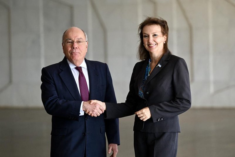 Argentina's Foreign Minister Diana Mondino (R) and her Brazilian counterpart Mauro Vieira shake hands during a meeting at the Itamaraty Palace in Brasilia on April 15, 2024. (Photo by EVARISTO SA / AFP)<!-- NICAID(15735945) -->