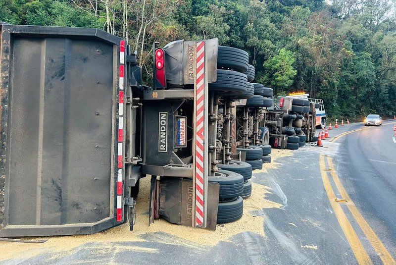 Caminhão carregado de ração tomba e bloqueia parcialmente a rodovia entre Caxias e Flores da Cunha<!-- NICAID(15767412) -->