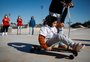 Crianças e adolescentes com deficiência fazem test drive da nova pista de skate na orla do Guaíba
