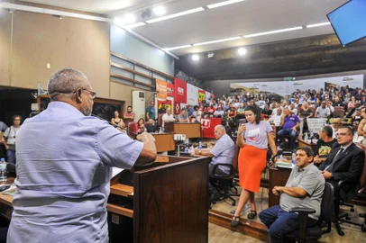 CAXIAS DO SUL, RS, BRASIL, 10/03/2023. Seminário: Trabalho decente, sim, trabalho escravo, não. Na foto, senador, Paulo Paim (Neimar De Cesero/Agência RBS)Indexador: NEIMAR DE CESERO<!-- NICAID(15372129) -->