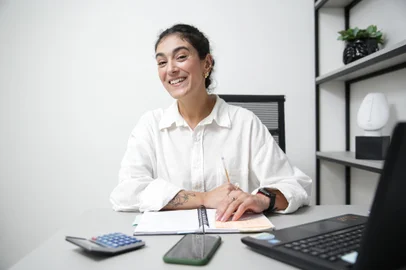 Título da Pauta: Caderno Acerto de Contas - Lajeado, RS, Brasil, 01-08-2023: A analista de marketing Gislene Dias, 40 anos, na empresa onde trabalha. Depois de fazer consignados, ela teve que recorrer a um acordo para quitar as dívidas. Foto: Mateus Bruxel / Agência RBSIndexador: Andre Avila<!-- NICAID(15497906) -->